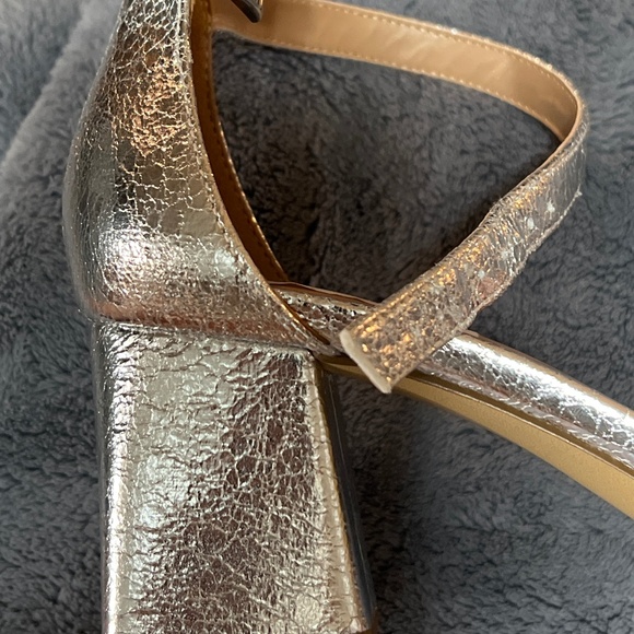 Silver Heels - Picture 7 of 7